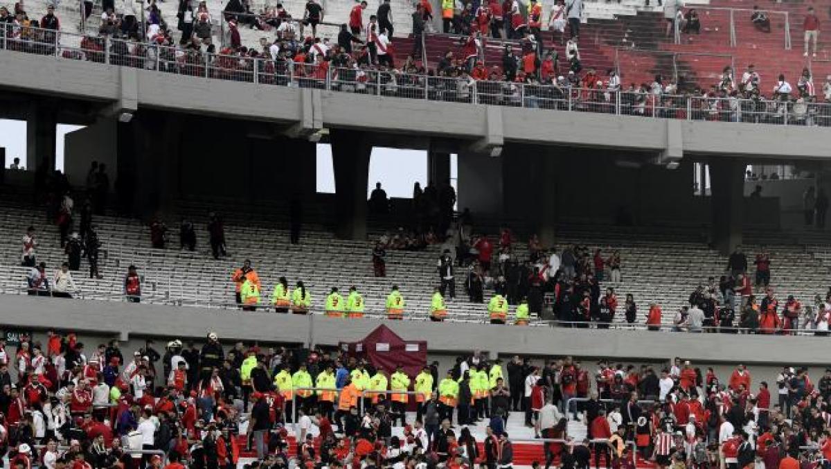La tarde se tiñó de negro en el Monumental. 