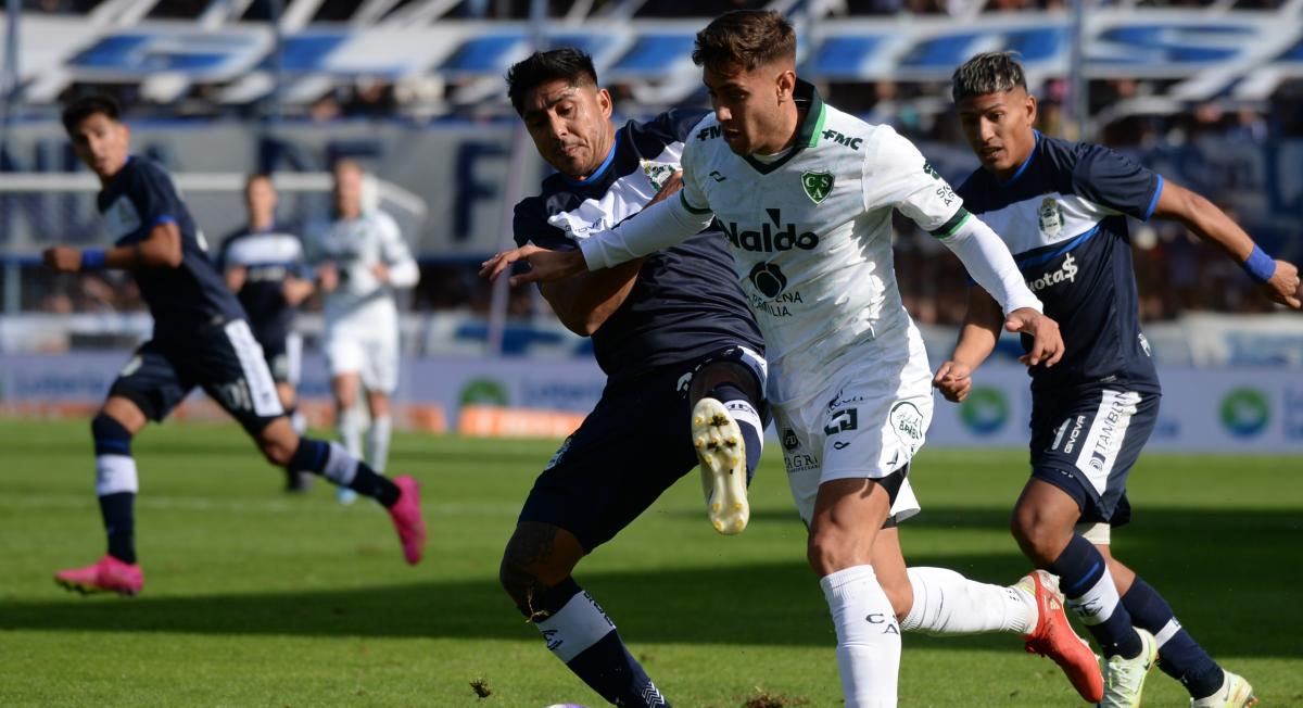 Sarmiento rescató un punto ante Gimnasia de La Plata en el Bosque, en un partido polémico