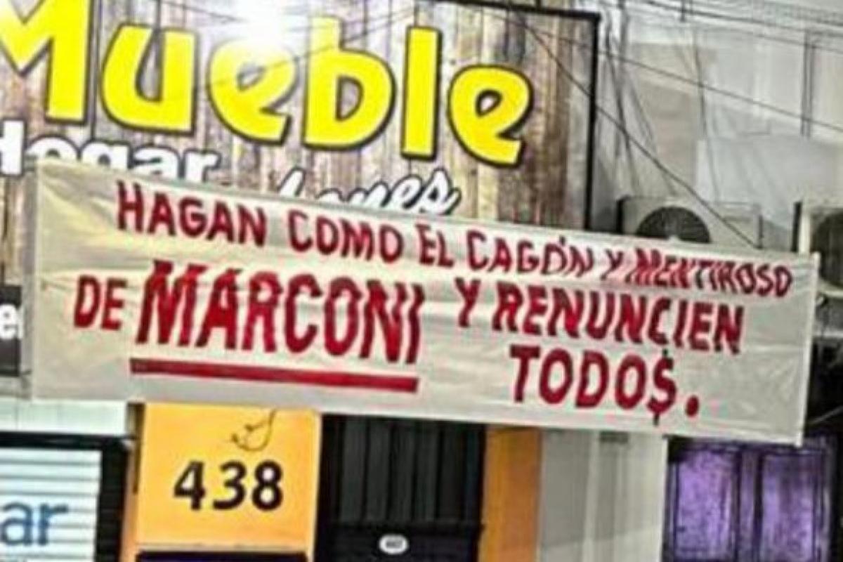 Arde Independiente: pasacalles contra la dirigencia en la sede del Rojo
