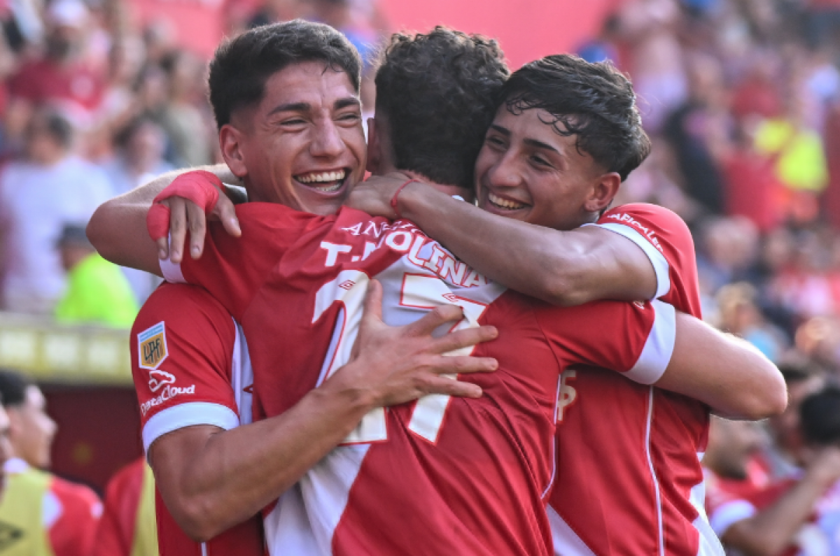 VIDEO | Argentinos humilló a Estudiantes y es primero