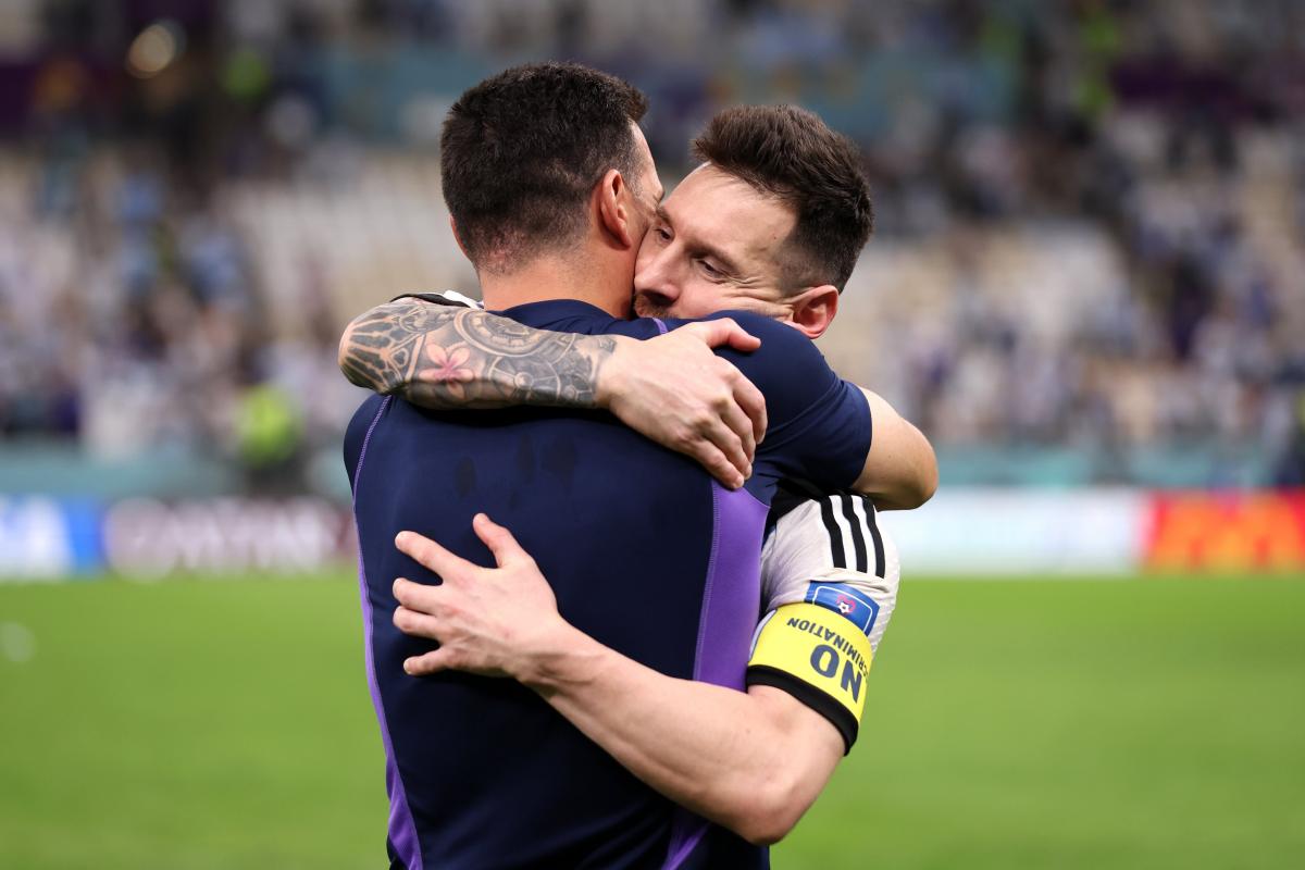 Lionel Messi abrazando a Lionel Scaloni tras el pase a semifinales de la Selección Argentina.