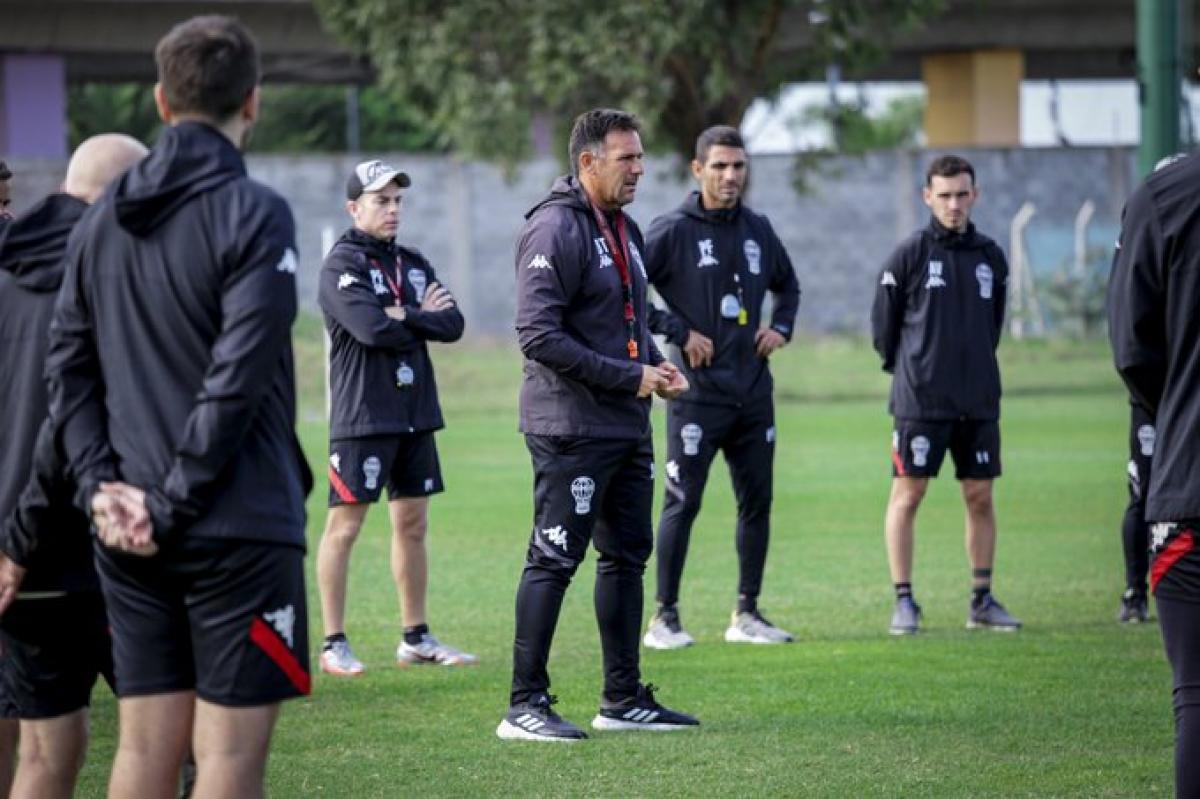 Dabove dejó de ser el entrenador de Huracán