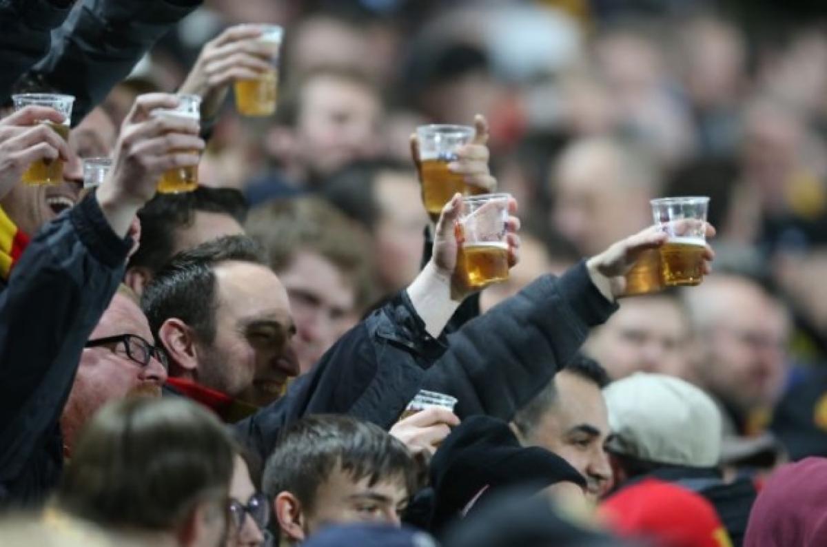 Después de 40 años, vuelve el alcohol a las tribunas del fútbol inglés