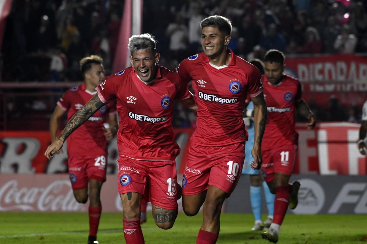 VIDEO | El "Bicho" picó al Corinthians en La Paternal y es líder del grupo