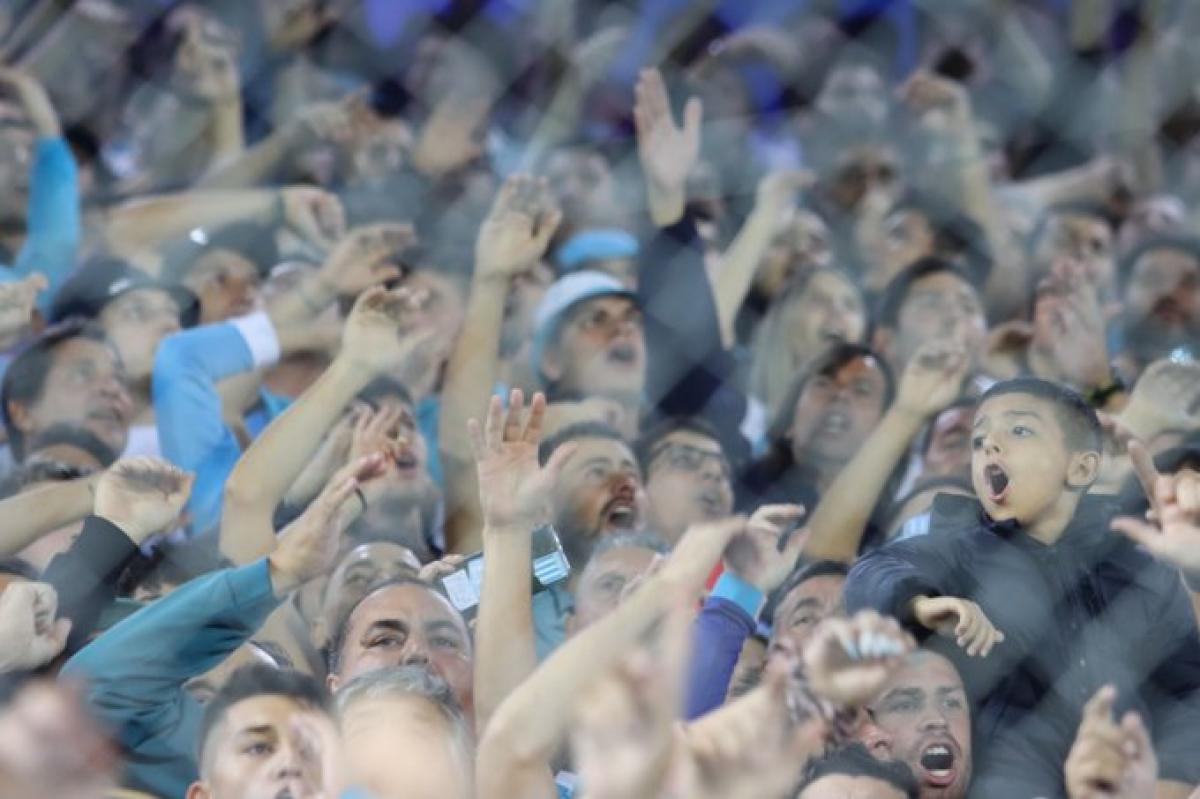 Los hinchas de Racing esperan con ansias el primer gol y triunfo en el certamen. 