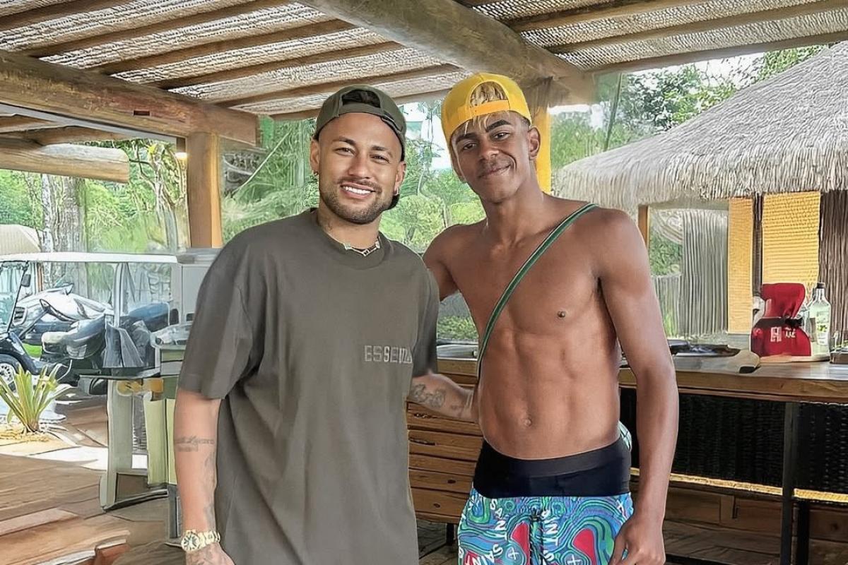 VIDEO | Lamine Yamal jugó al fútbol con niños en una favela de Brasil y conoció a Neymar
