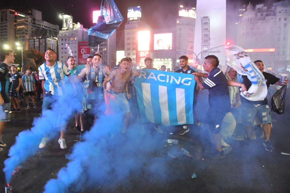 Racing campeón: el Obelisco se tiñó de celeste y blanco