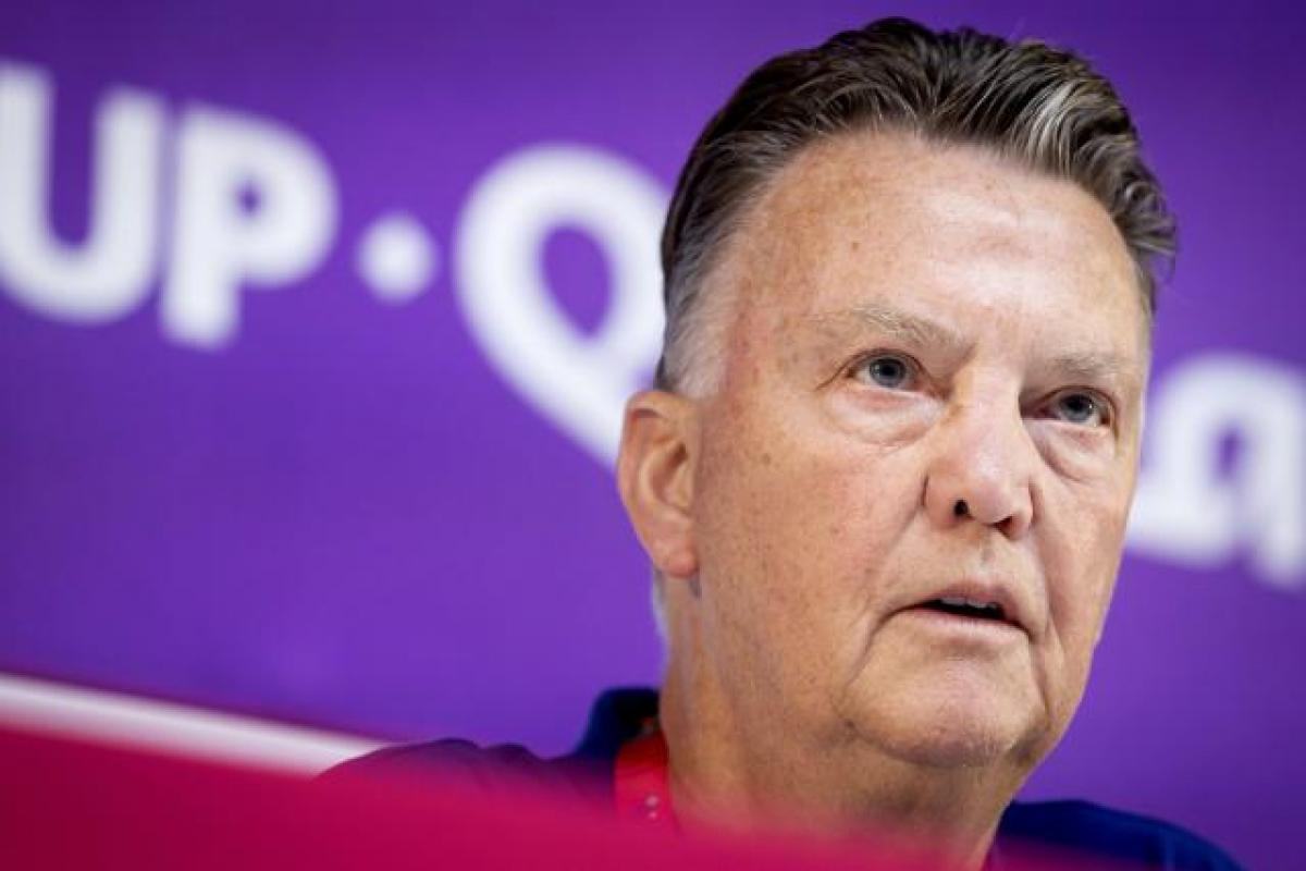 Van Gaal, enojado con los periodistas.