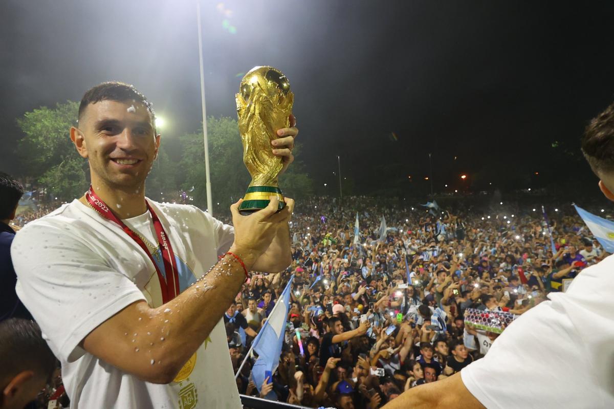 Dibu Martinez mostrandole la copa a la gente. 