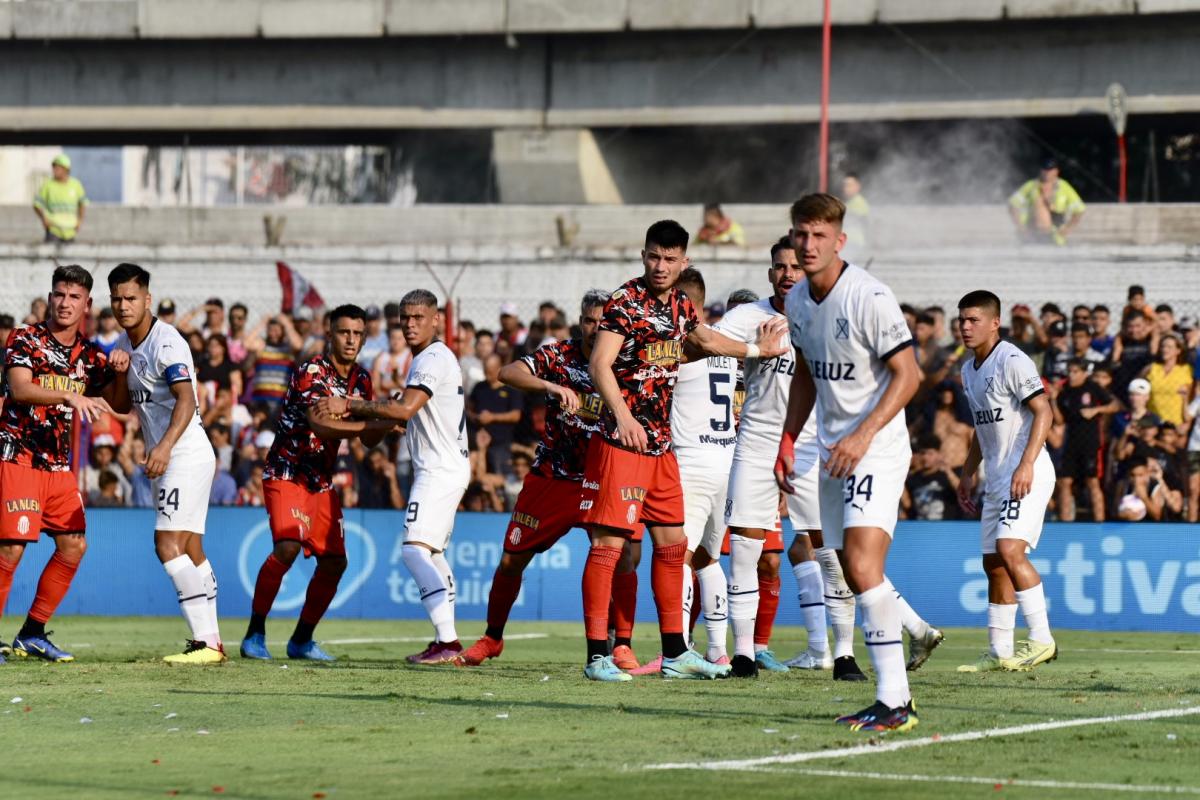 Independiente resistió y sacó un empate en su visita a Barracas Central